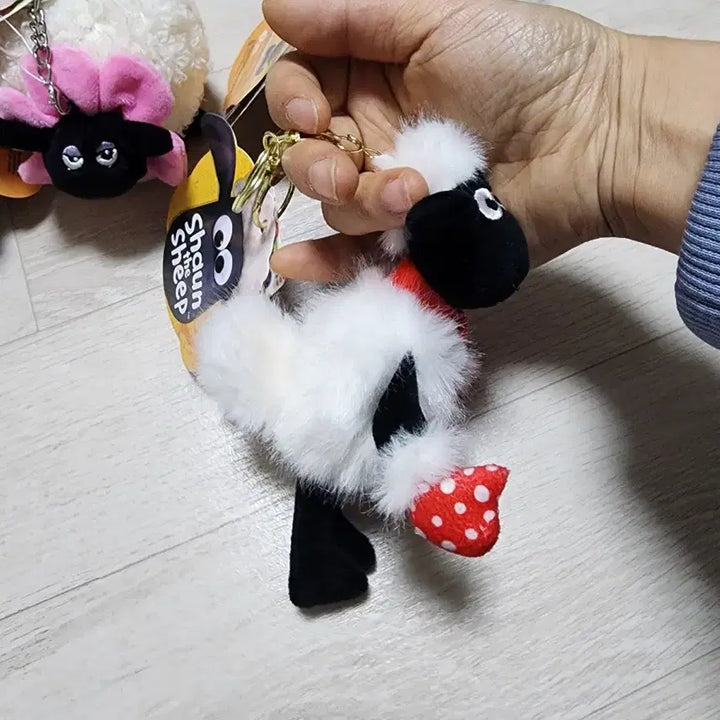 [BUNJANG] Shaun the Sheep Doll Keychain / (정품 새상품) 숀더쉽 인형 키링 빨간목도리 벙어리장갑