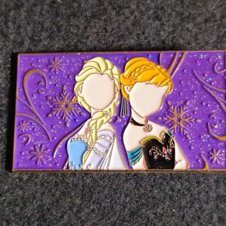 [BUNJANG] Disney Frozen Elsa &amp; Anna Pin Badge / 동서양앤틱~겨울왕국 디즈니 캐릭터  엘사와안나 캐릭터 핀뱃지 무지 아트웍