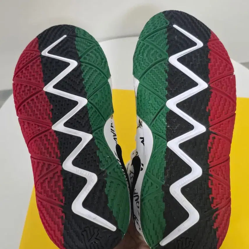 [BUNJANG] Nike Kyrie 4 Equality Basketball Shoes / [250] 나이키 카이리4 이퀄리티 Kyrie4 equality