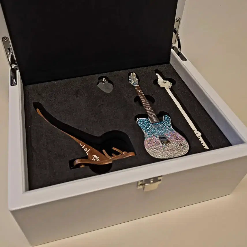 [BUNJANG] IU By Summer Miniature Guitar Set / [판매]아이유 바이썸머 기타 세트