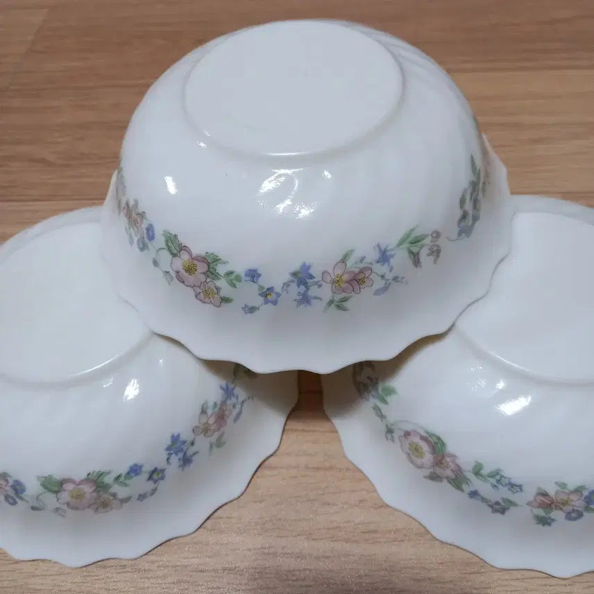 [BUNJANG] Vintage French Arcopal Milk Glass Bowl Floral Pattern / 빈티지  프랑스 아코팔 밀크볼(1개완료)