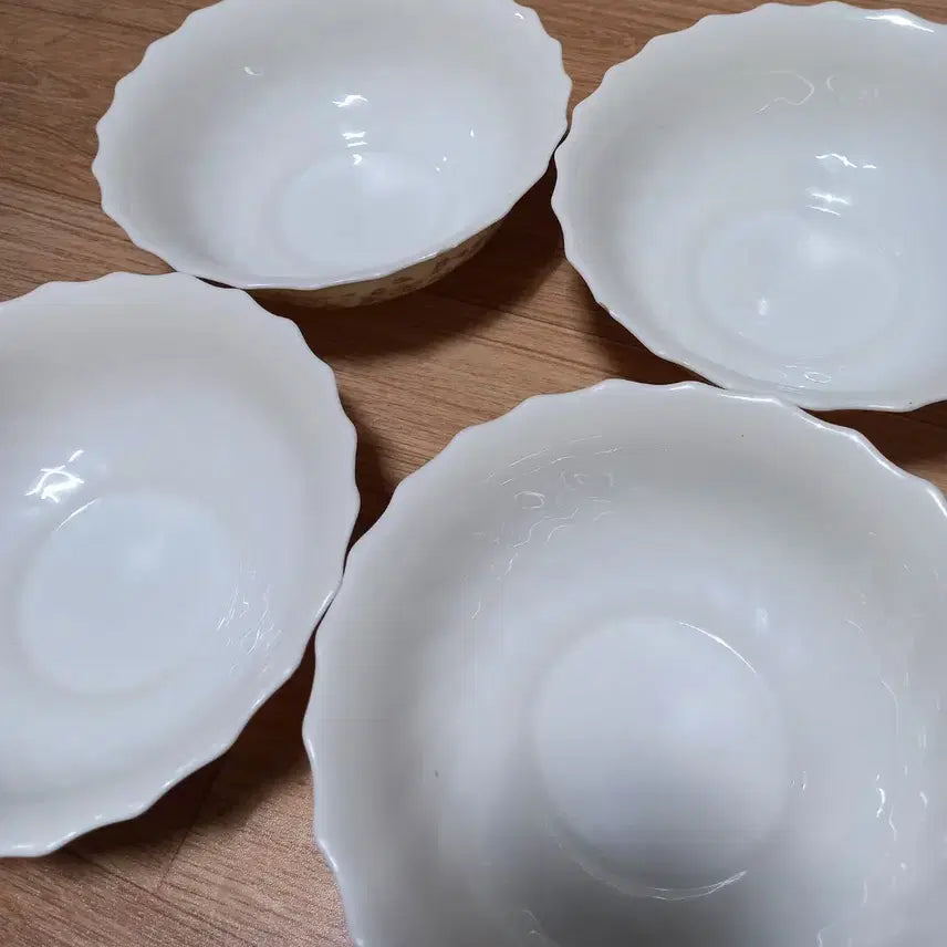 [BUNJANG] Vintage French Arcopal Milk Glass Bowl Floral Pattern / 빈티지  프랑스 아코팔 밀크볼(1개완료)