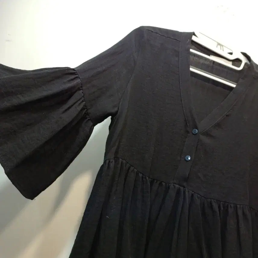 [BUNJANG] Black Frill Sleeve Blouse (80-85 Size) / 검정색 프릴 소매 블라우스80~85사이즈 여름   63014