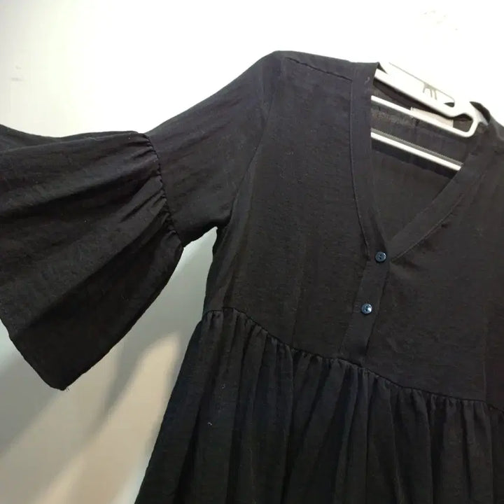 [BUNJANG] Black Frill Sleeve Blouse (80-85 Size) / 검정색 프릴 소매 블라우스80~85사이즈 여름   63014