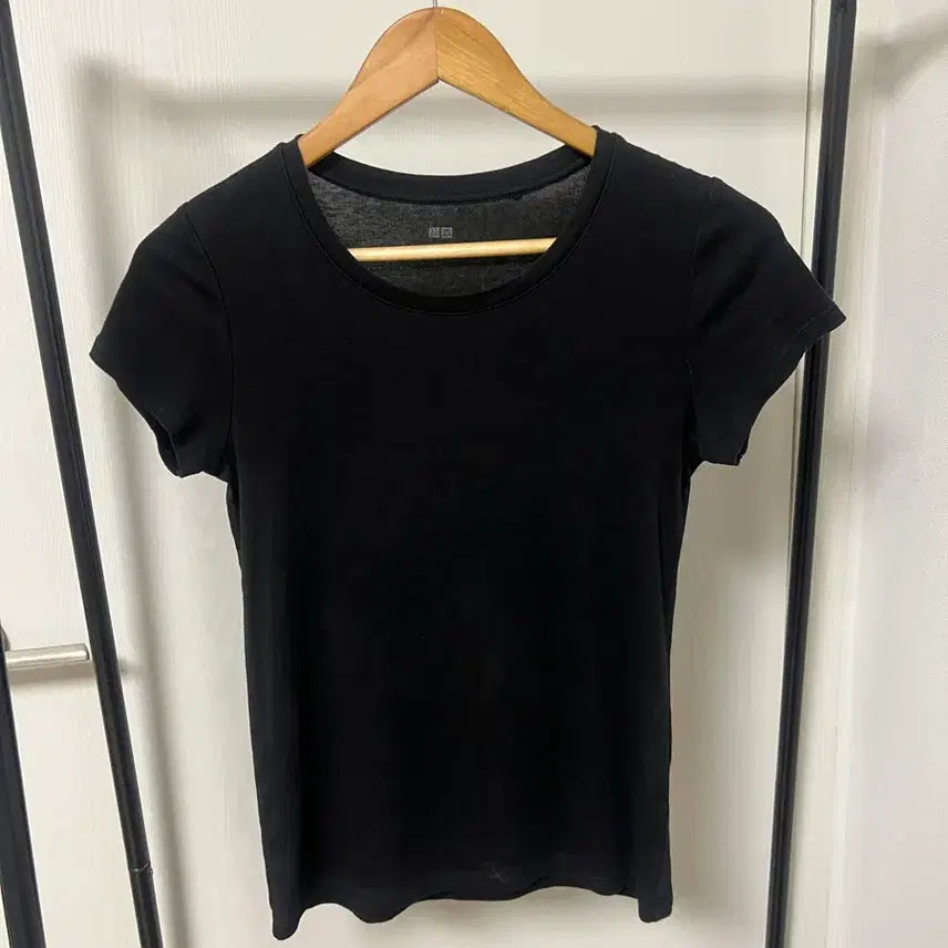 [BUNJANG] Uniqlo U-Neck Black T-Shirt / 유니클로 U넥 반팔 블랙 티셔츠 1001