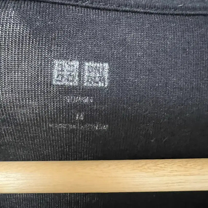 [BUNJANG] Uniqlo U-Neck Black T-Shirt / 유니클로 U넥 반팔 블랙 티셔츠 1001