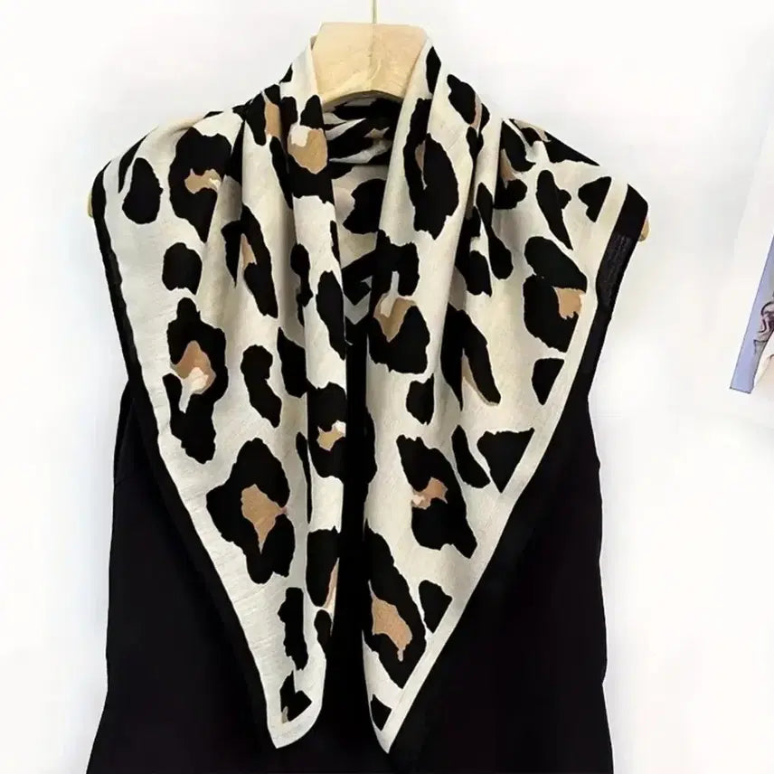 [BUNJANG] Leopard Pattern Square Scarf / 레오파드 패턴 스퀘어 스카프(새상품)