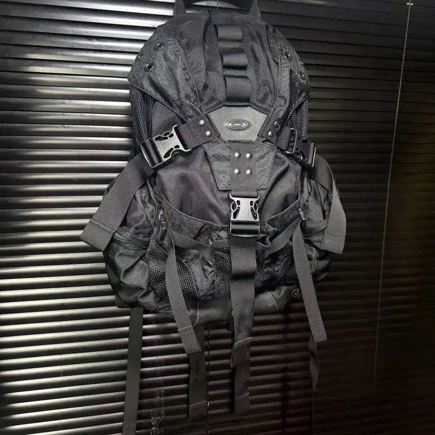 [BUNJANG] Oakley Icon Backpack Nylon Hiking Gorpcore / 오클리 아이콘 백팩 가방 학교 학생 바이커 라이더 고프코어 나일론 등산
