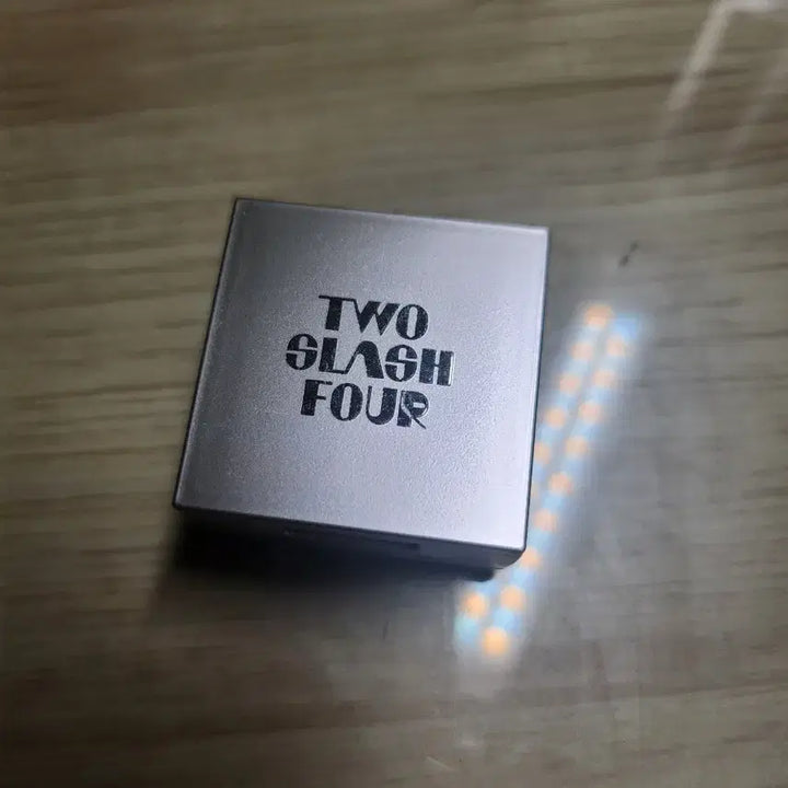 [BUNJANG] 2/4 Strobing Face Cube White / 투슬래시포 스트로빙 페이스 큐브 화이트