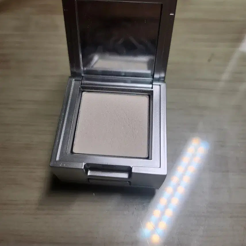 [BUNJANG] 2/4 Strobing Face Cube White / 투슬래시포 스트로빙 페이스 큐브 화이트