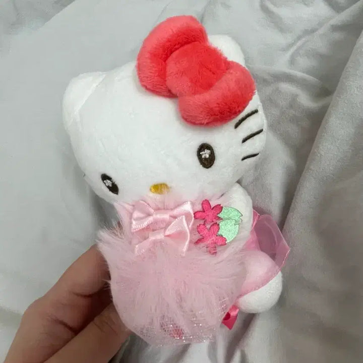 [BUNJANG] Hello Kitty Lotte Hotel Strawberry Buffet Keyring / 한정판) 헬로키티 롯데호텔 딸기부페 산리오 키링