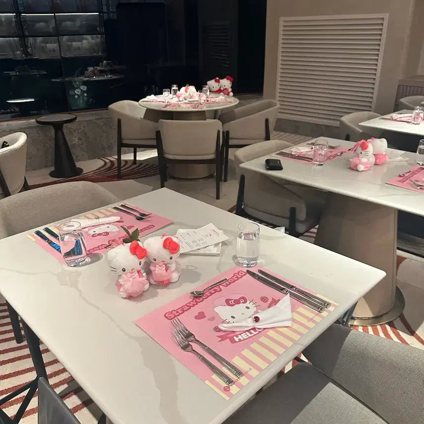 [BUNJANG] Hello Kitty Lotte Hotel Strawberry Buffet Keyring / 한정판) 헬로키티 롯데호텔 딸기부페 산리오 키링