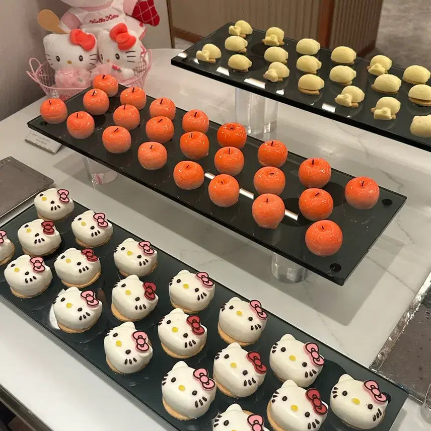 [BUNJANG] Hello Kitty Lotte Hotel Strawberry Buffet Keyring / 한정판) 헬로키티 롯데호텔 딸기부페 산리오 키링