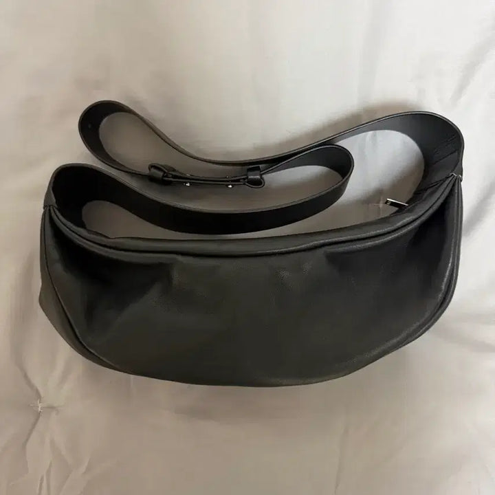 [BUNJANG] COS Leather Crossbody Bag - Black / COS 코스 레더 크로스바디백 블랙