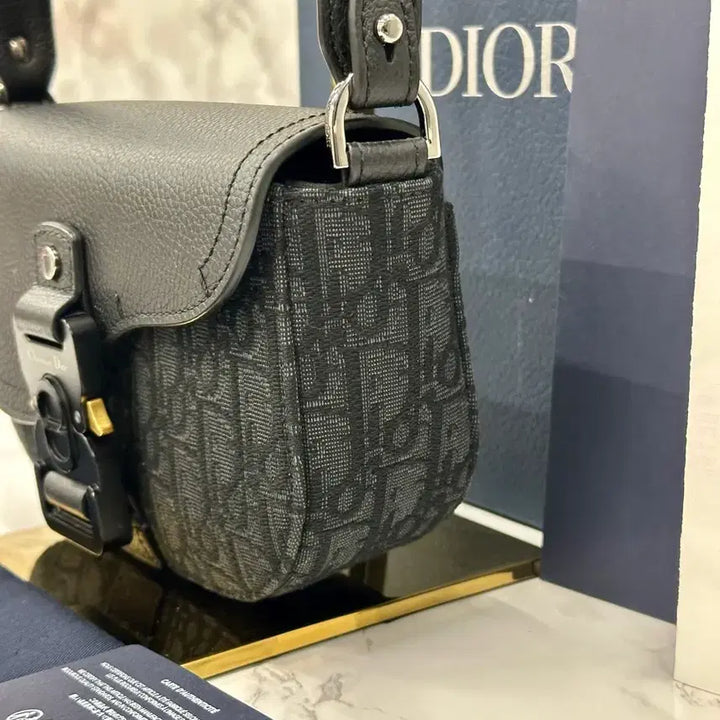 [BUNJANG] Dior Saddle Mini Flap Crossbody Bag Black / [인보이스 구성] 디올 새들 미니 플랩 스트랩 크로스백 블랙
