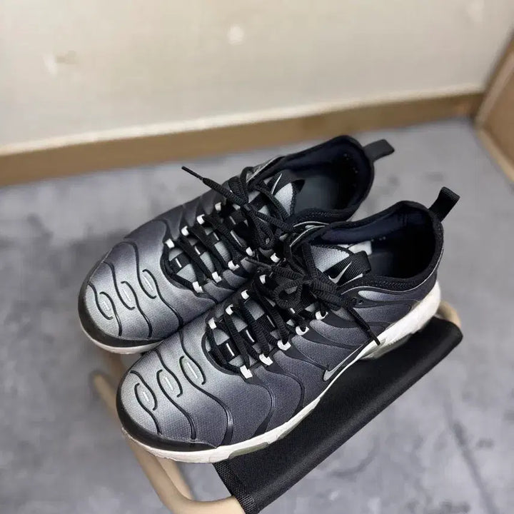 [SOLD OUT] 나이키 에어맥스 플러스 회색 운동화