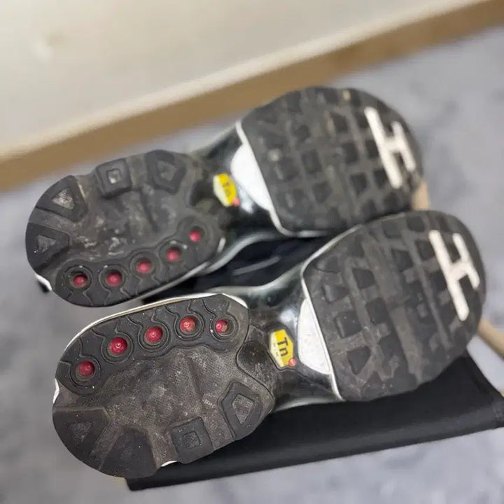 [SOLD OUT] 나이키 에어맥스 플러스 회색 운동화