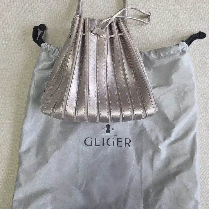 [BUNJANG] Geiger Pleats Bag / 가이거 플리츠백