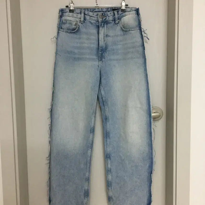 [BUNJANG] Zara Damage Straight Jeans 24 / Zara 데미지 스트레이트 팬츠 24 size