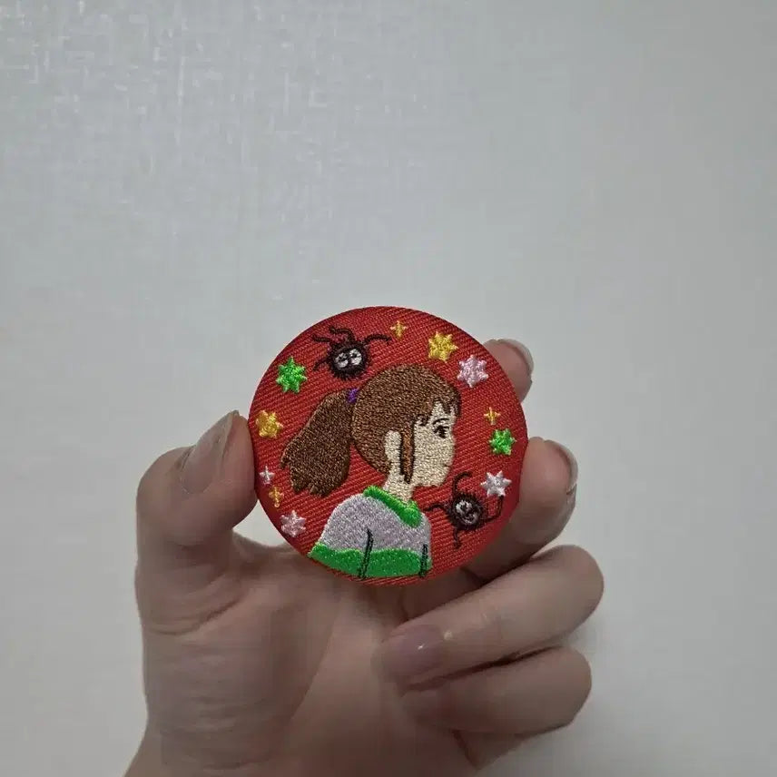 [BUNJANG] Spirited Away Chihiro Embroidered Brooch / 급처)센과 치히로의 행방불명 치히로 자수 브로치 굿즈