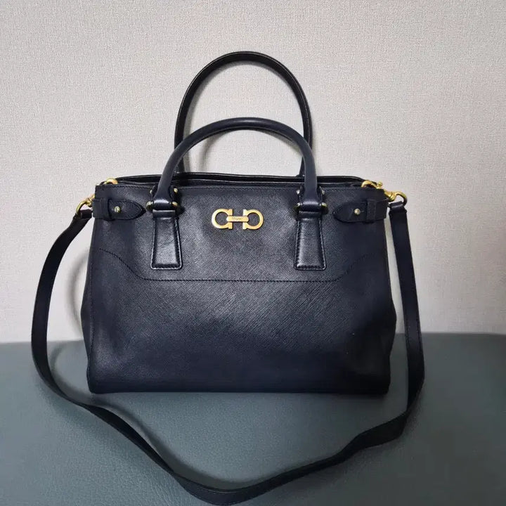 [BUNJANG] Salvatore Ferragamo Gancini Saffiano Leather Two-Way Tote Bag / 페라가모 간치니 사피아노 토트백 크로스백 가방-382