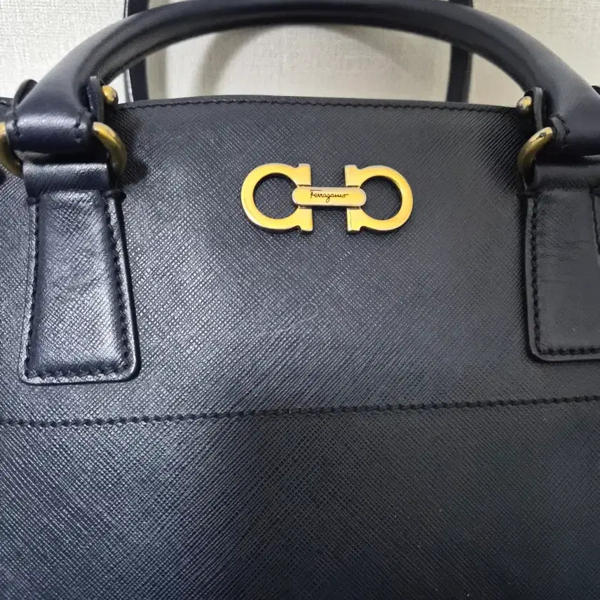 [BUNJANG] Salvatore Ferragamo Gancini Saffiano Leather Two-Way Tote Bag / 페라가모 간치니 사피아노 토트백 크로스백 가방-382