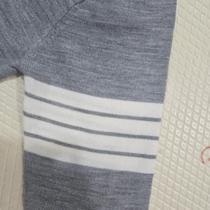 [BUNJANG] Thom Browne Signature Stripe Armband Knit Grey 95-100 / 톰브라운 정품 사선 완장 니트 그레이 95-100