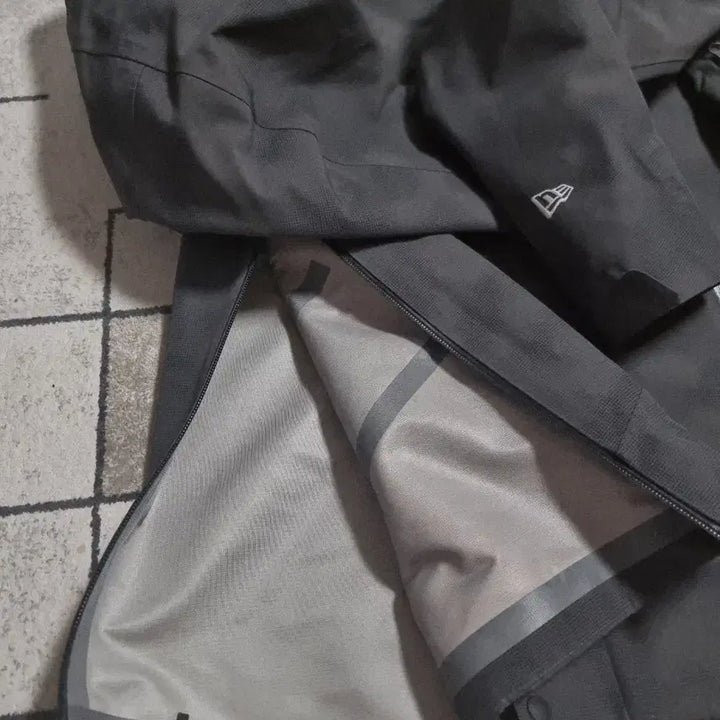 [BUNJANG] New Era NE-TECH Two-in-One Windbreaker Jacket / 뉴에라 NE-TECH 투인원 바람막이 자켓 딥그레이 사이즈 100