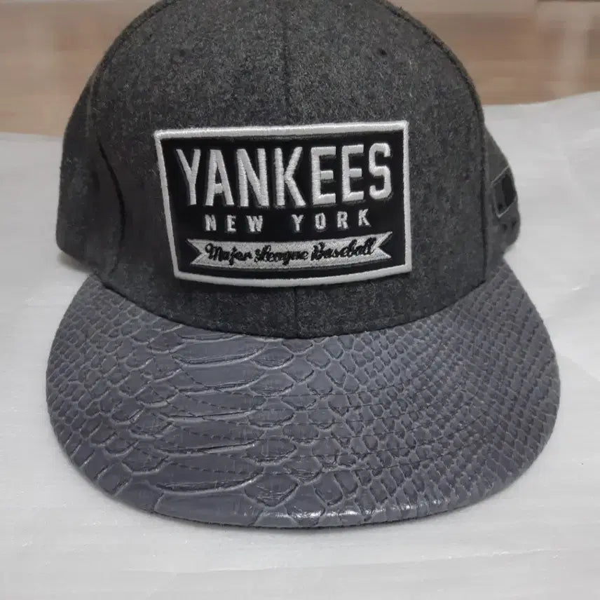 [BUNJANG] MLB New York Yankees Snapback Cap Gray / 정품)MLB뉴욕 양키즈 스냅백 모자 회색