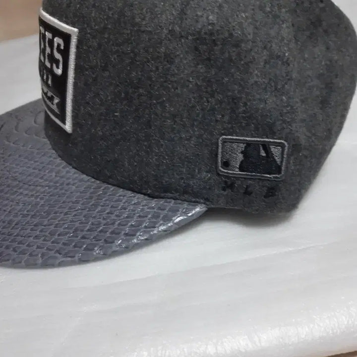 [BUNJANG] MLB New York Yankees Snapback Cap Gray / 정품)MLB뉴욕 양키즈 스냅백 모자 회색
