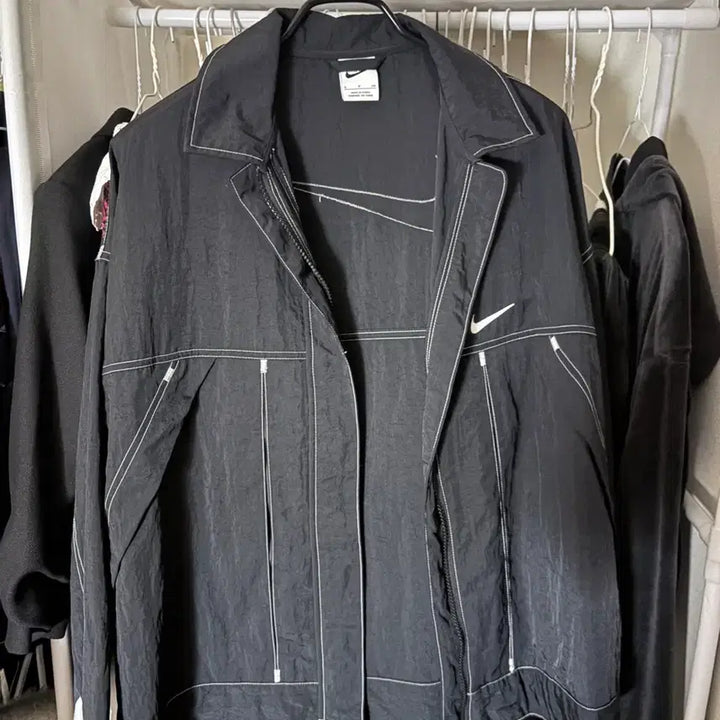 [SOLD OUT] 나이키 우먼즈 스우시 우븐 자켓 어텀 블랙 DM6204-010