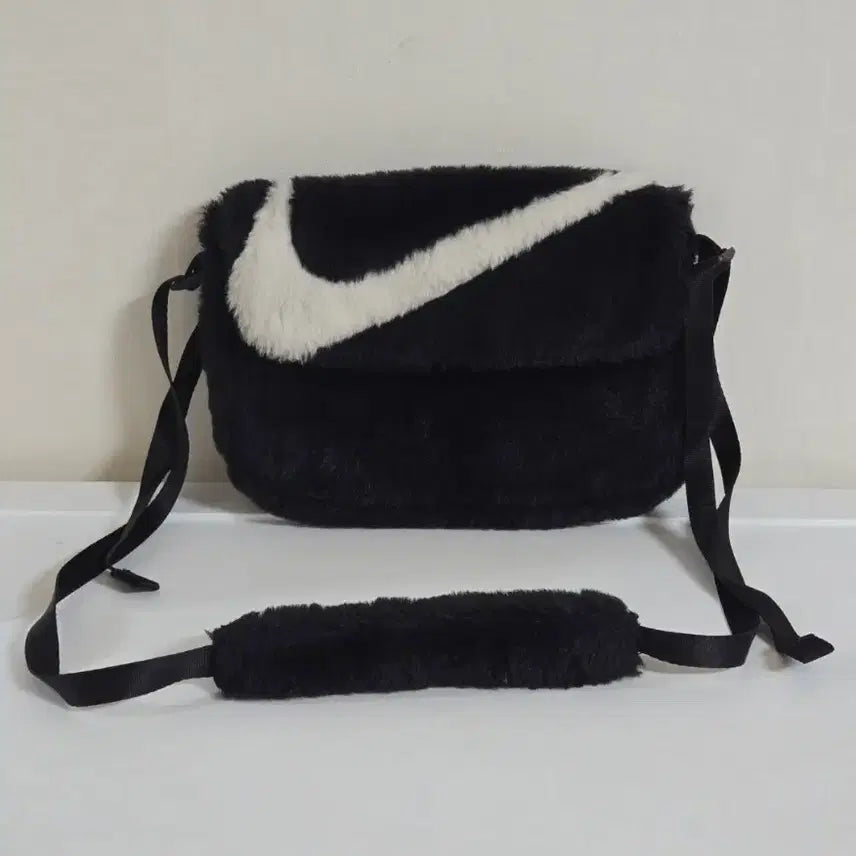 [BUNJANG] Nike NSW Futura 365 Pouch Bag Black / 나이키 NSW 퓨추라 365 포우 퍼 백 블랙