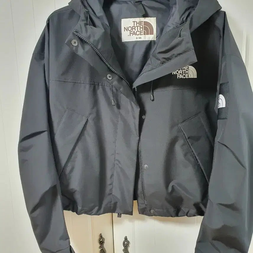 [SOLD OUT] 노스페이스 여성 크롭 바람막이 자켓 블랙 S