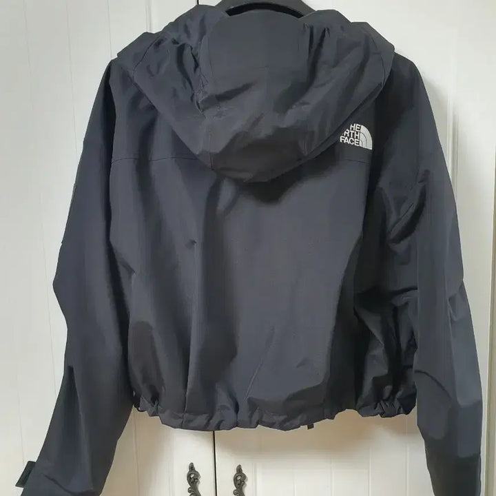 [SOLD OUT] 노스페이스 여성 크롭 바람막이 자켓 블랙 S