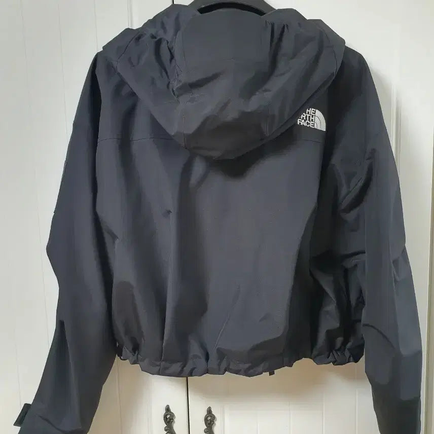[SOLD OUT] 노스페이스 여성 크롭 바람막이 자켓 블랙 S