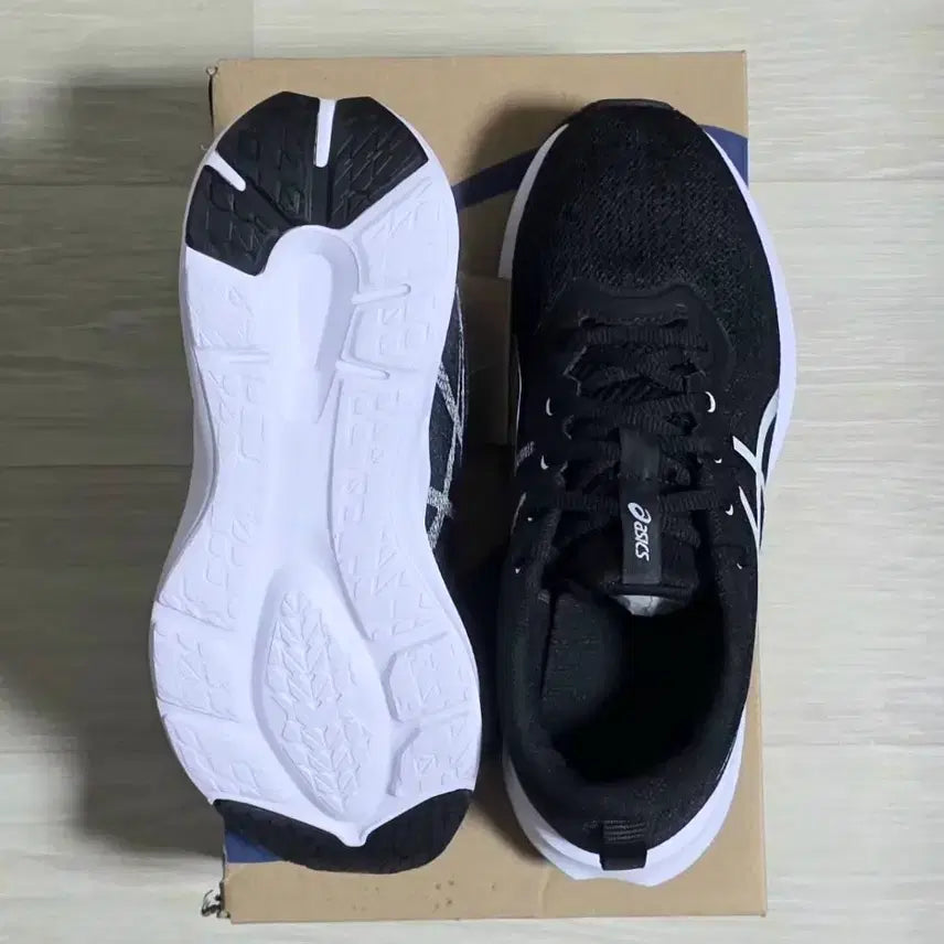 [BUNJANG] Asics Versablast 2 Sneakers (Black & White) 230mm / 아식스 운동화 230 [새상품]