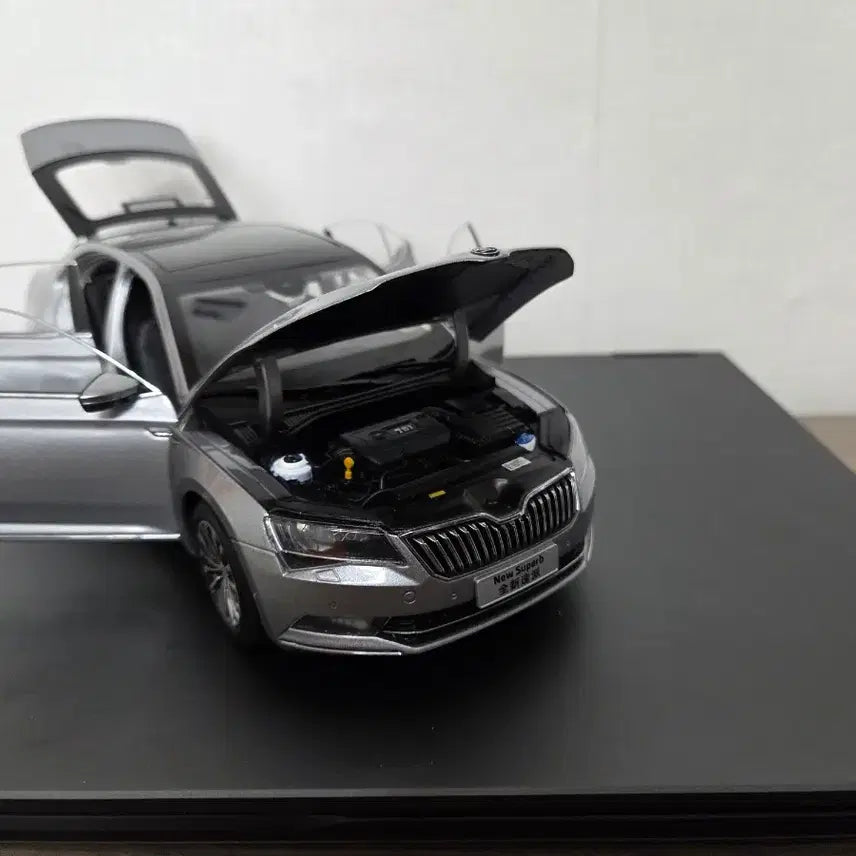 [BUNJANG] Skoda Superb Diecast Model Car / 1:18 스코다 수퍼브 다이캐스트