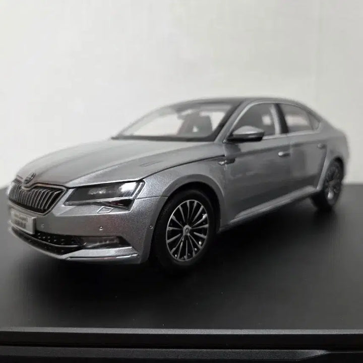 [BUNJANG] Skoda Superb Diecast Model Car / 1:18 스코다 수퍼브 다이캐스트