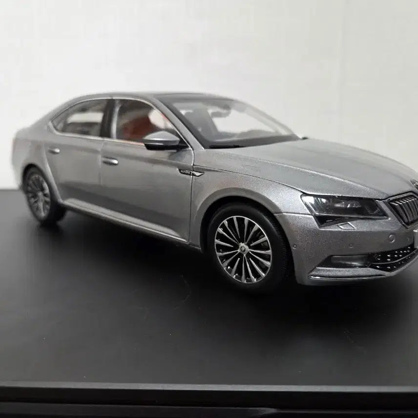 [BUNJANG] Skoda Superb Diecast Model Car / 1:18 스코다 수퍼브 다이캐스트