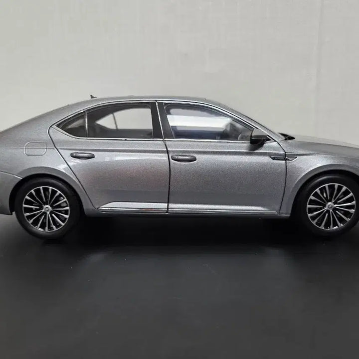 [BUNJANG] Skoda Superb Diecast Model Car / 1:18 스코다 수퍼브 다이캐스트