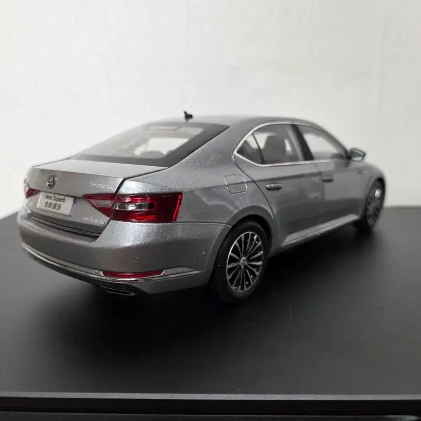 [BUNJANG] Skoda Superb Diecast Model Car / 1:18 스코다 수퍼브 다이캐스트