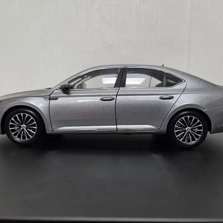 [BUNJANG] Skoda Superb Diecast Model Car / 1:18 스코다 수퍼브 다이캐스트