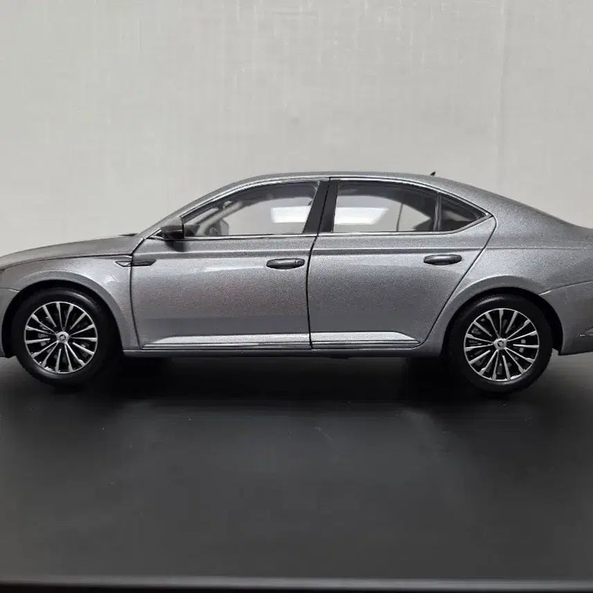 [BUNJANG] Skoda Superb Diecast Model Car / 1:18 스코다 수퍼브 다이캐스트