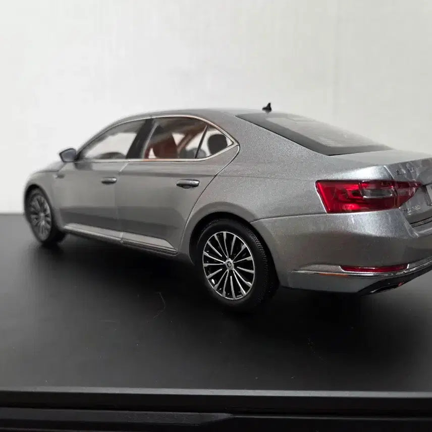 [BUNJANG] Skoda Superb Diecast Model Car / 1:18 스코다 수퍼브 다이캐스트