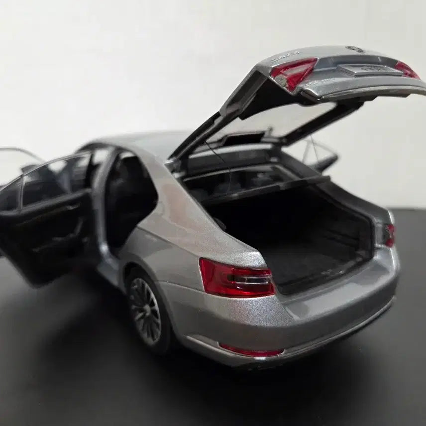 [BUNJANG] Skoda Superb Diecast Model Car / 1:18 스코다 수퍼브 다이캐스트