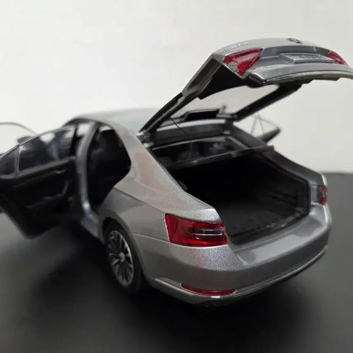 [BUNJANG] Skoda Superb Diecast Model Car / 1:18 스코다 수퍼브 다이캐스트