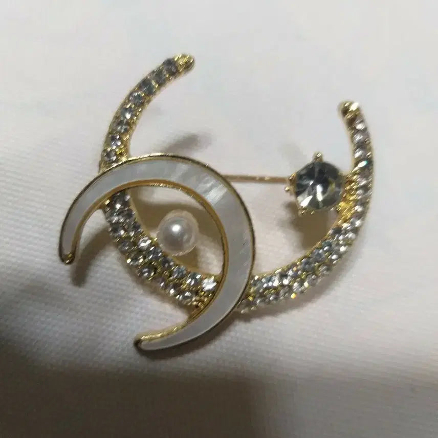 [BUNJANG] Moon Cubic Brooch / 달 모양 큐빅 브로치