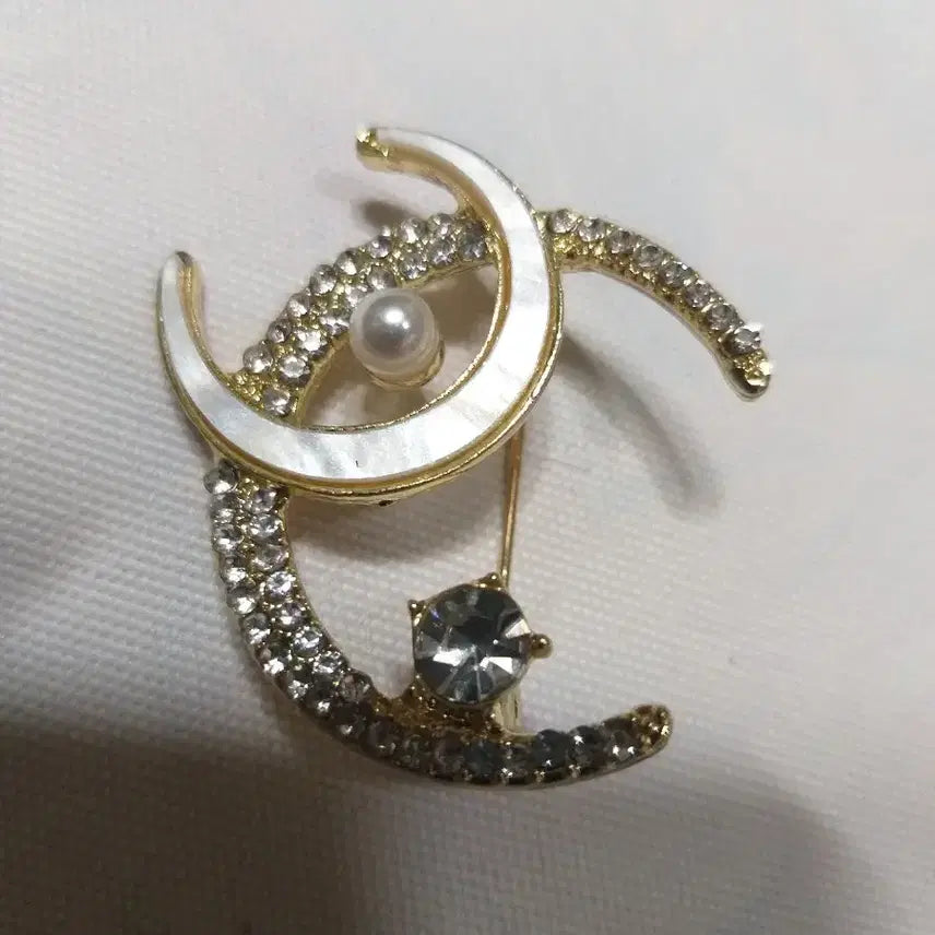 [BUNJANG] Moon Cubic Brooch / 달 모양 큐빅 브로치