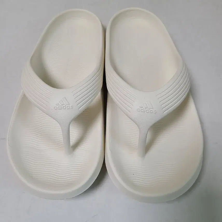 [BUNJANG] Adidas Flip-Flops (255mm) / (무료배송) 255mm 아디다스 쪼리