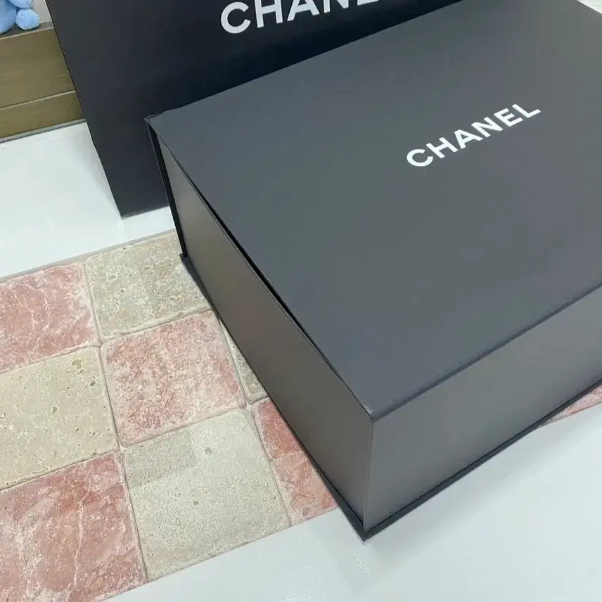 [BUNJANG] Chanel Magnetic Box Set with Ribbon, Camellia, and Shopping Bag / 샤넬 자석박스(37.5x28.5x15.5)+리본+까멜리아+쇼핑백